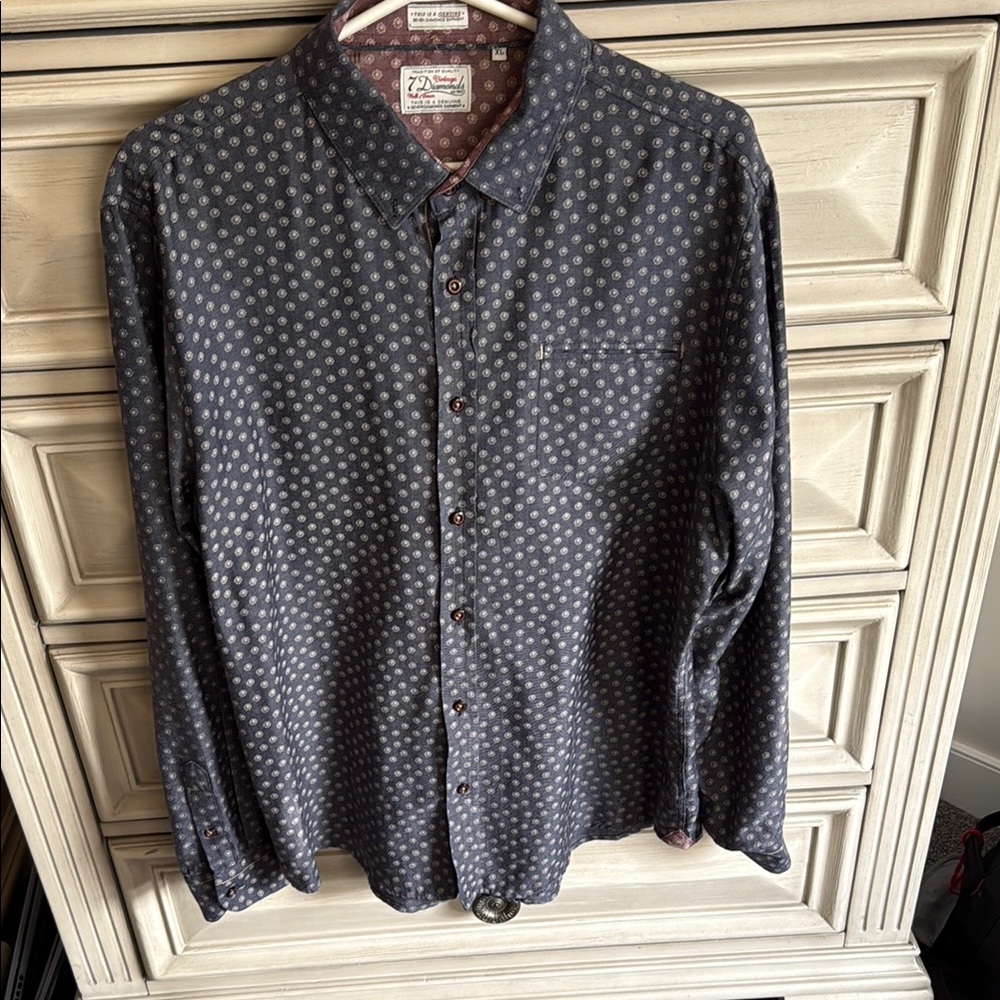 7 Diamonds ! Excellent Gray Casual Button Down Shirt with Subtle Pattern.